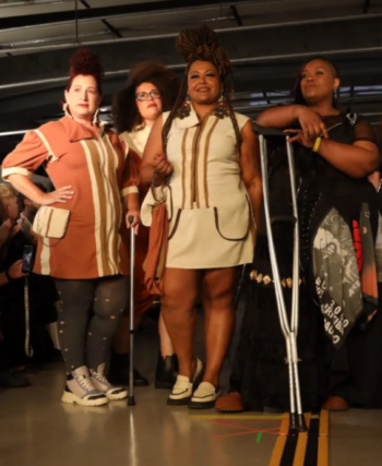 Modelos posando no pitch de fotógrafos na passarela com a estilista da marca.