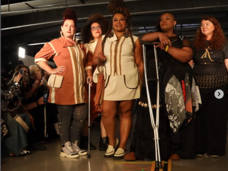 Modelos posando no pitch de fotógrafos na passarela com a estilista da marca.