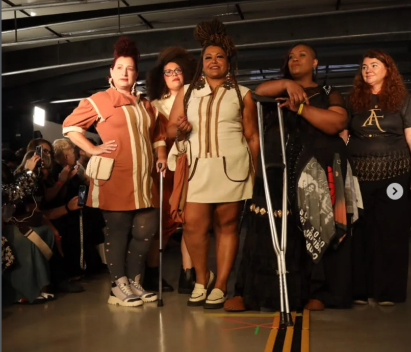 Modelos posando no pitch de fotógrafos na passarela com a estilista da marca. 